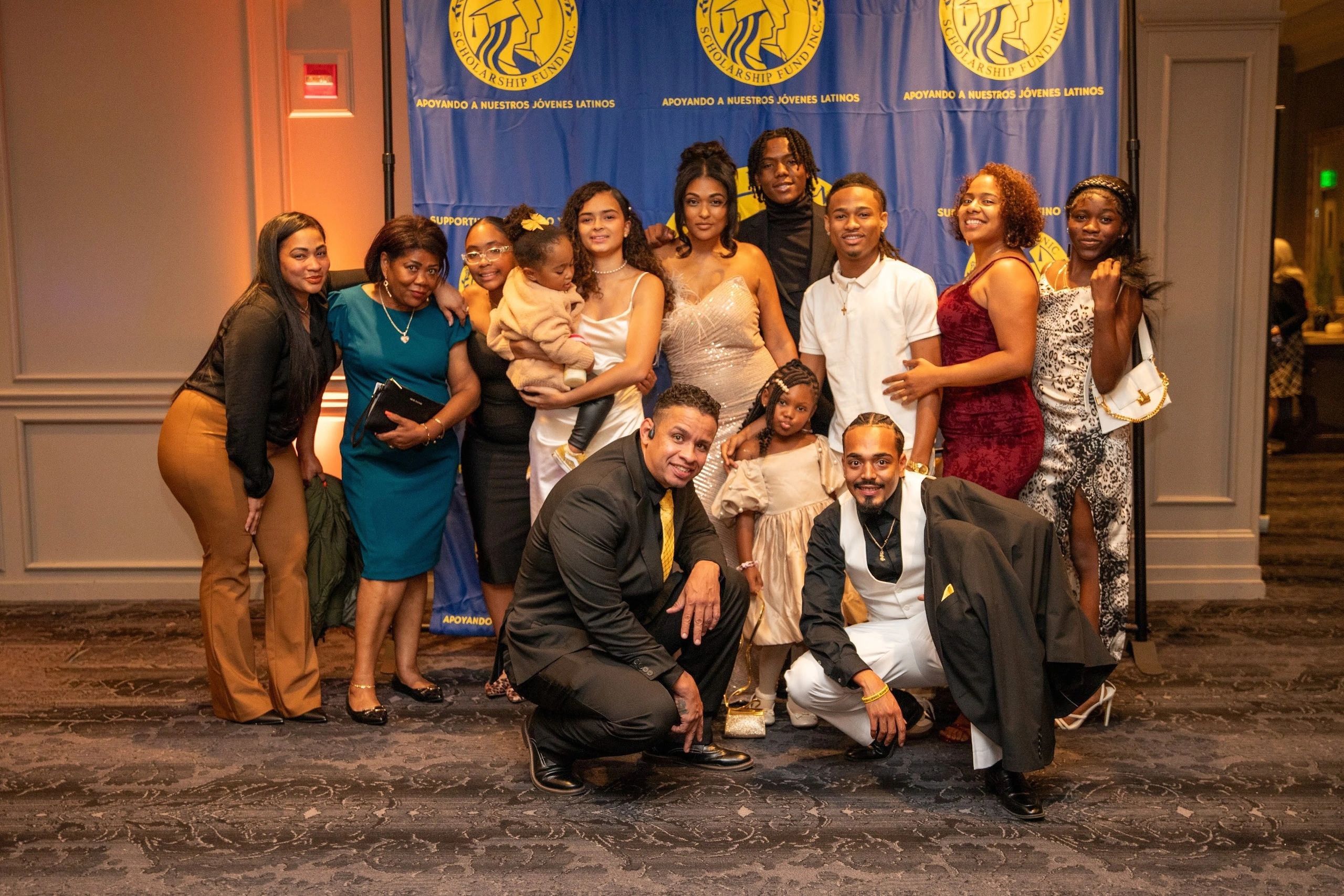 Community group photo at APOYANDO A NUESTROS JÓVENES LATINOS event